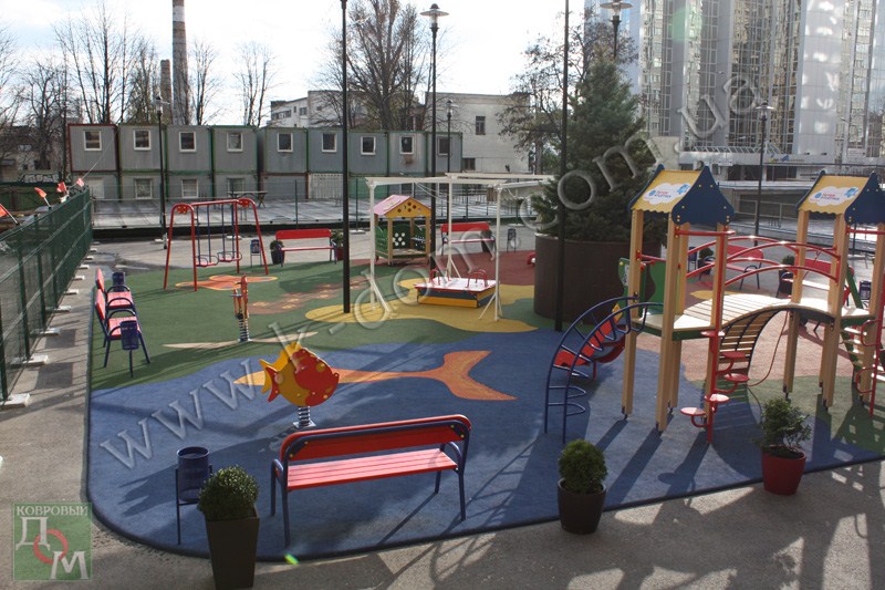 Детская игровая площадка в Киеве. Покрытие: резиновая крошка