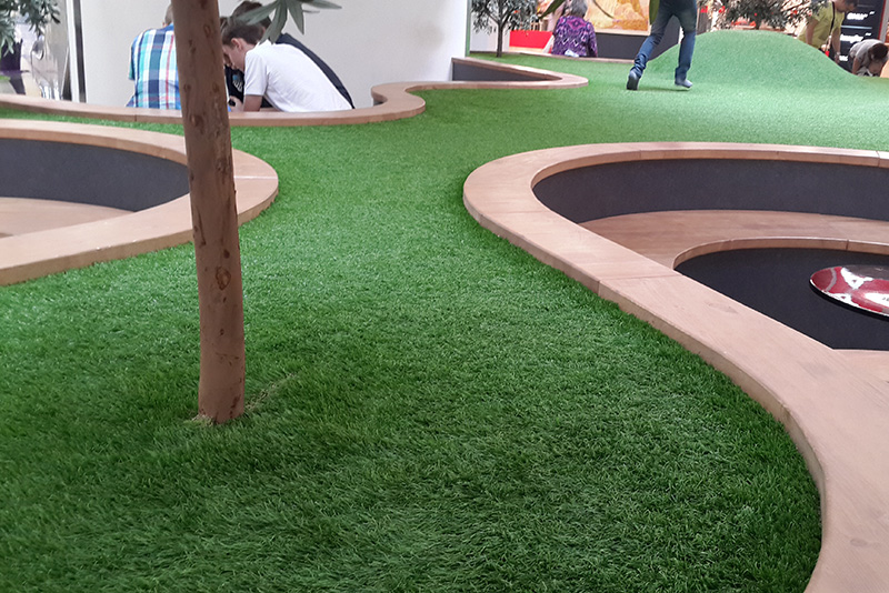 Монтаж декоративного искусственного газона на детской площадке в ТРЦ ArtMall