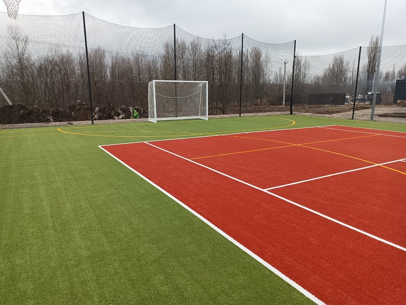 Спортивний майданчик зі штучною травою